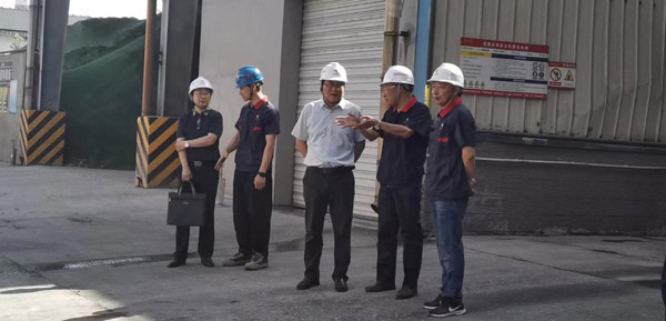 集團公司黨委委員、股份公司黨委書記、總經(jīng)理蔣培進到建材公司調(diào)研